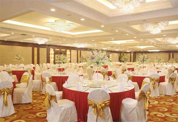 星級(jí)酒店宴會(huì)廳高檔優(yōu)質(zhì)K9水晶燈定制效果圖